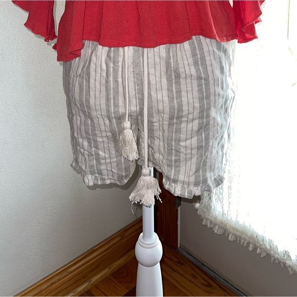 SO Ruffled Hem Dolphin Shorts - Picture 4 of 4